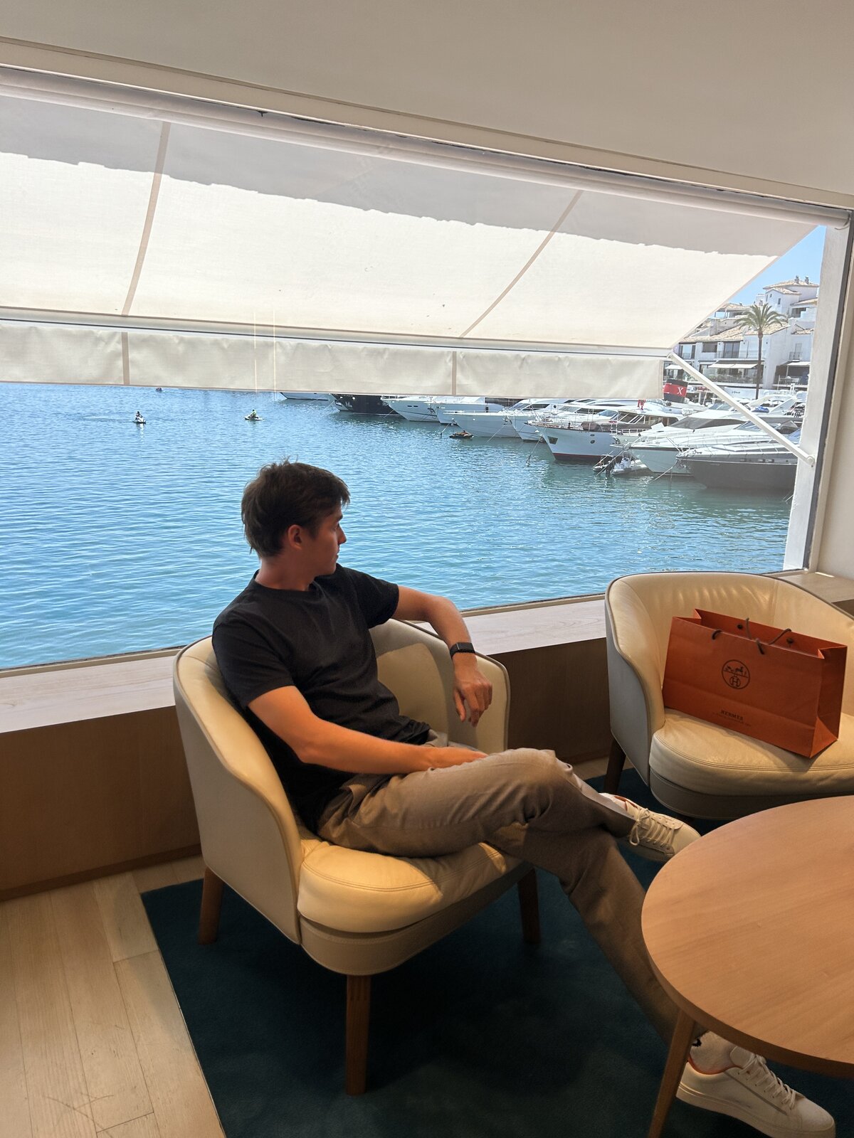 Xandy Money em marina na Espanha